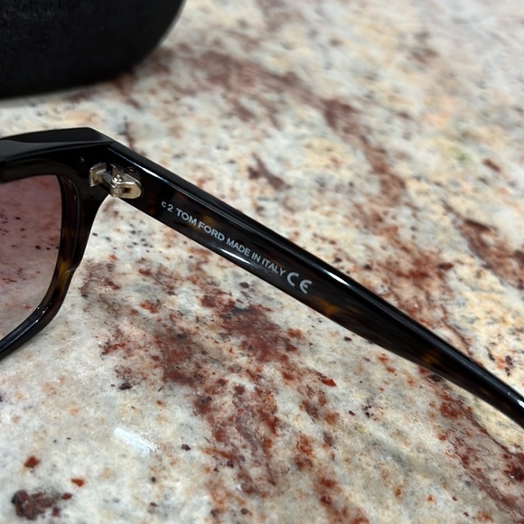 Like New! Tom Ford Lauren Sunglasses in Dark Havana. (6468992941) - Picture 6 of 9